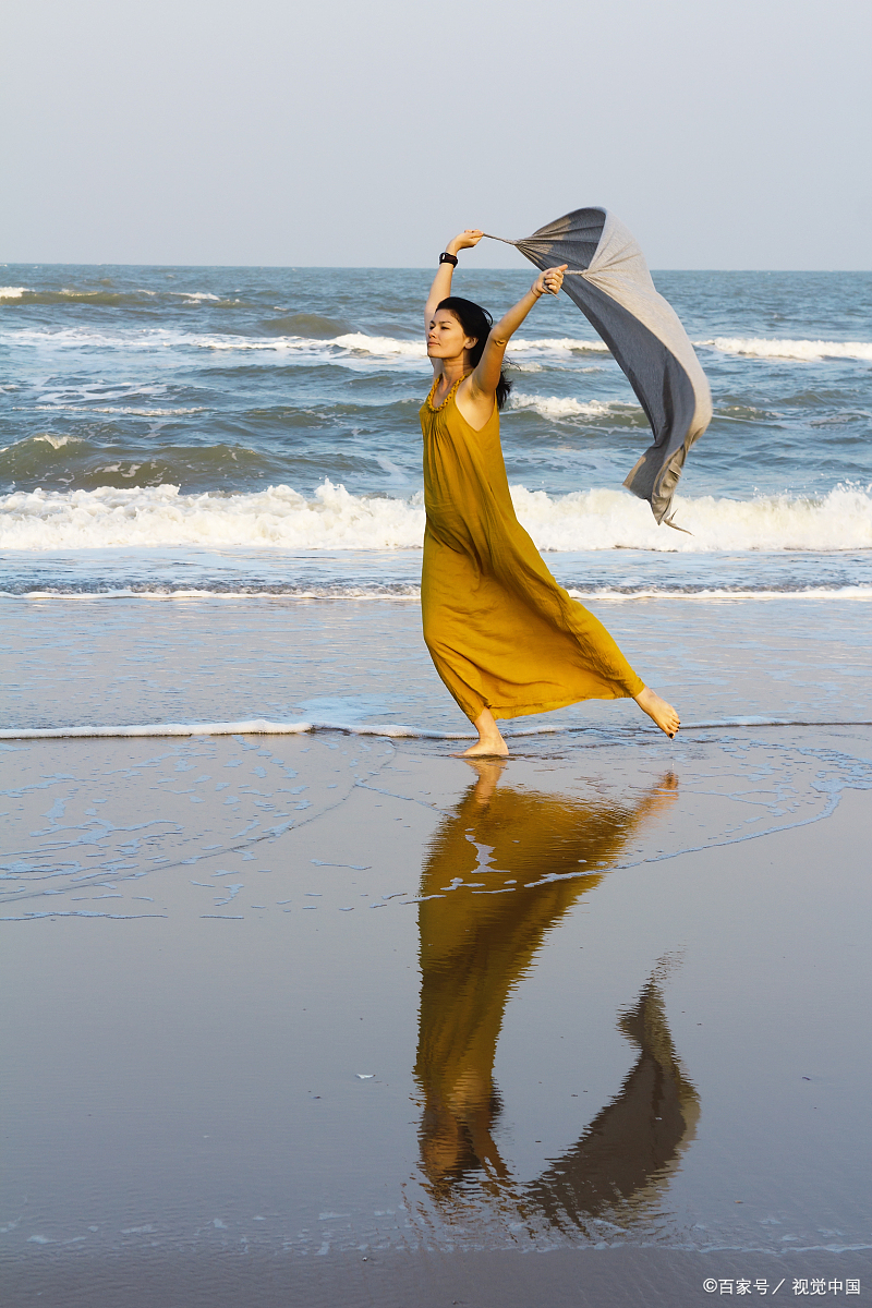穿飘逸长裙去海边沙滩游玩,有哪些漂亮的拍照角度?