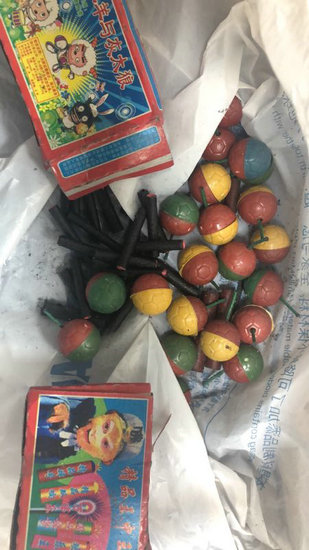 据悉,王某携带的两盒"划炮"24枚,一袋"水雷"24枚,共计48枚.