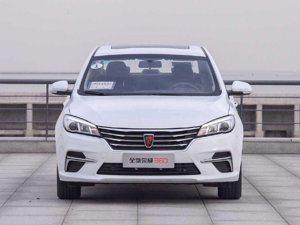 荣威360,不但外观好看,内饰也非常奢华,很吸引眼球!