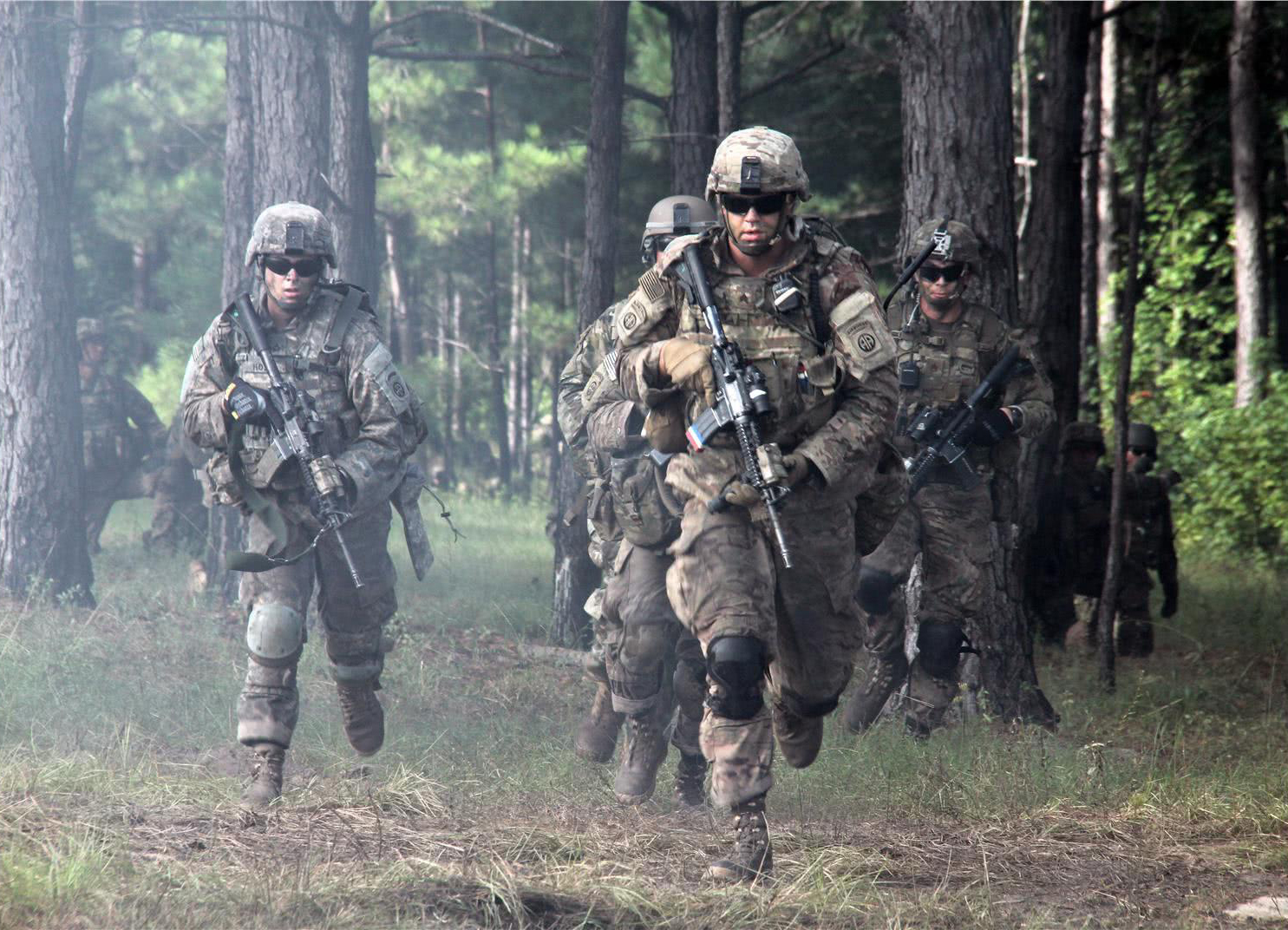 叹为观止!看看07式迷彩的"隐身"效果,战士与山石傻傻分不清楚