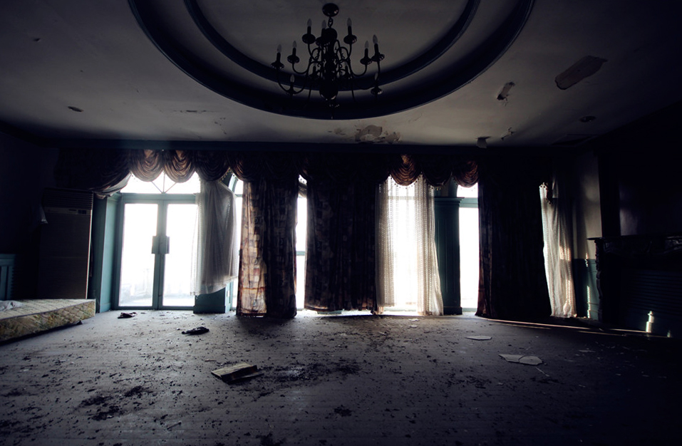 豪华别墅一夜间人去楼空,如今阴森恐怖不敢靠近