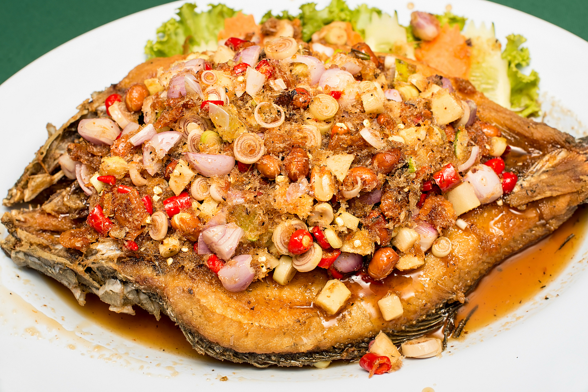 攀枝花雅江鱼以其独特口感和丰富营养备受推崇,通过冷水养殖和江水