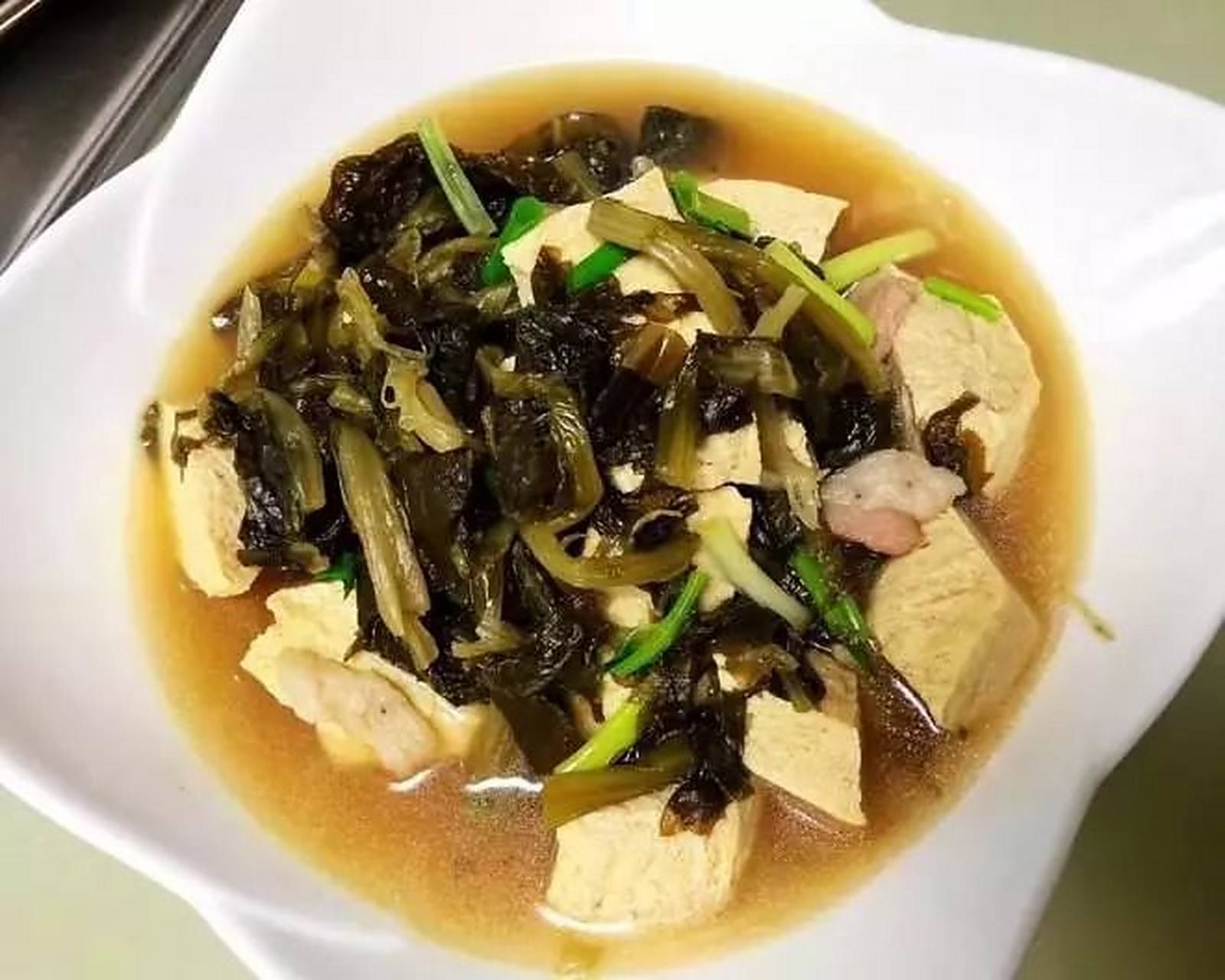 雪里红炖豆腐的由来:过去,农民将雪里红腌制后当作咸菜食用,后来农民