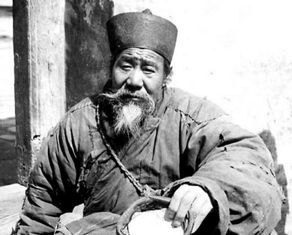 清末时候的道士,竟然跑到大街上来乞讨了,实在太可怜了