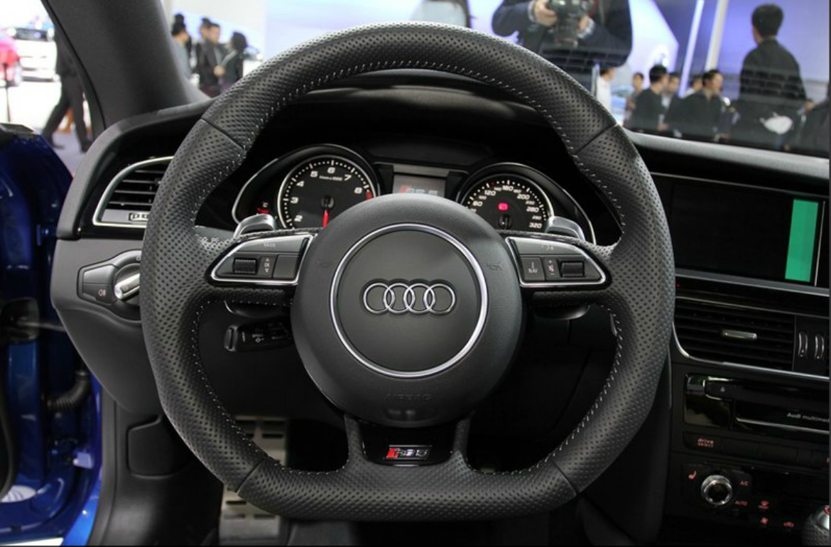 这款车的方向盘设计的还是很不错的,并且功能键齐全,显得科技感十足.