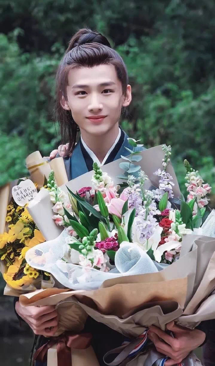 c>>关注#白敬亭# #如何看待师生恋