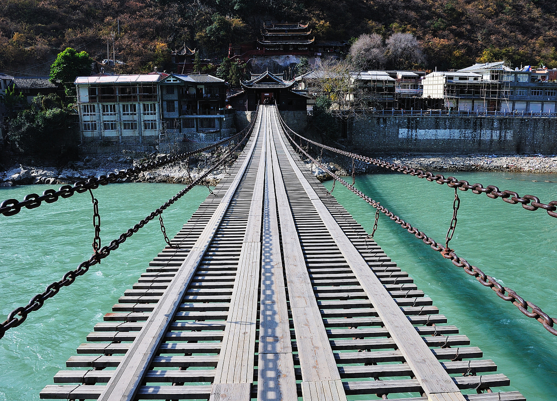 泸定桥又名大渡桥,位于四川甘孜藏族自治州,因飞夺泸定桥的战斗