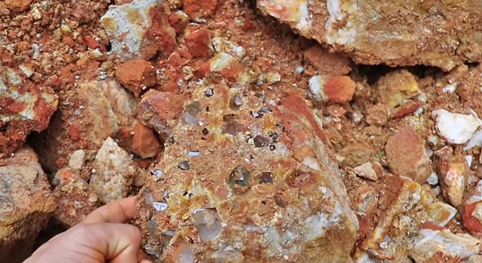 在野外挖掘到的大红水晶,五彩缤纷的样子让人不禁唏嘘