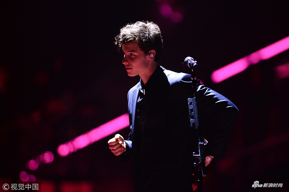 萌德shawn mendes首登维密秀,担当表演嘉宾演唱《lost in japan》与