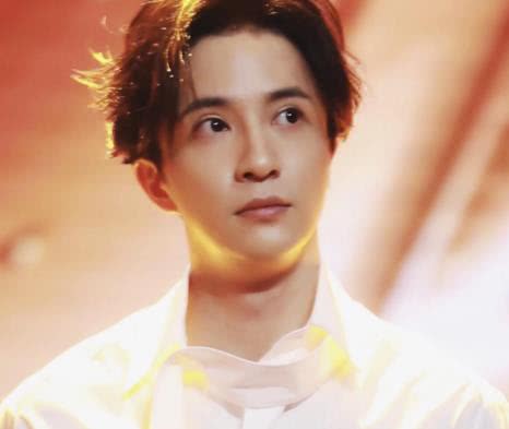 薛之谦帮李小璐洗头 看手看出来人品