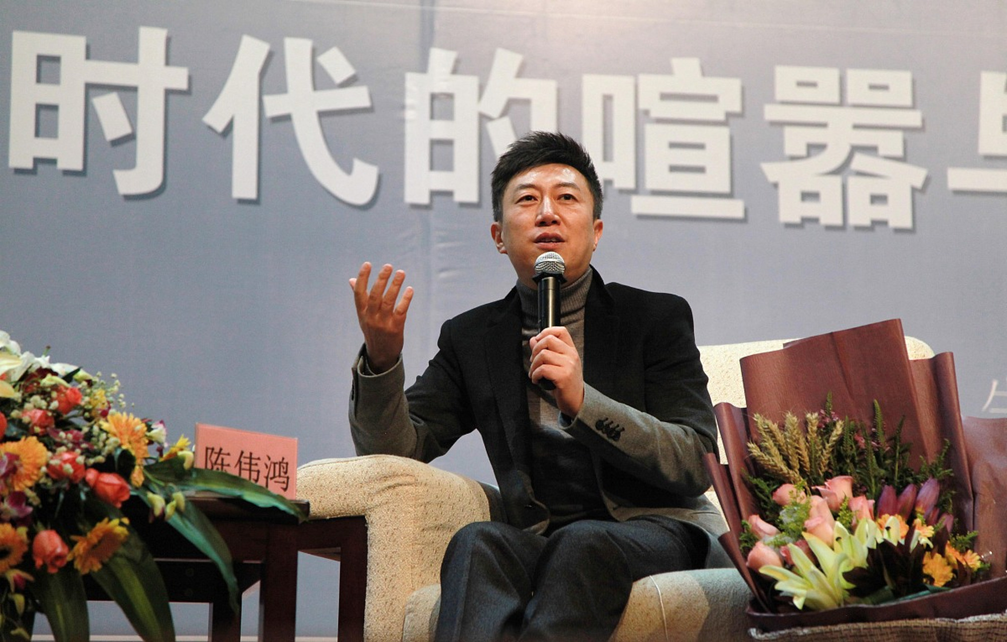 雪峰老师的万元志愿填报课在高考季火爆异常,一卡难求的现象让人咋舌.