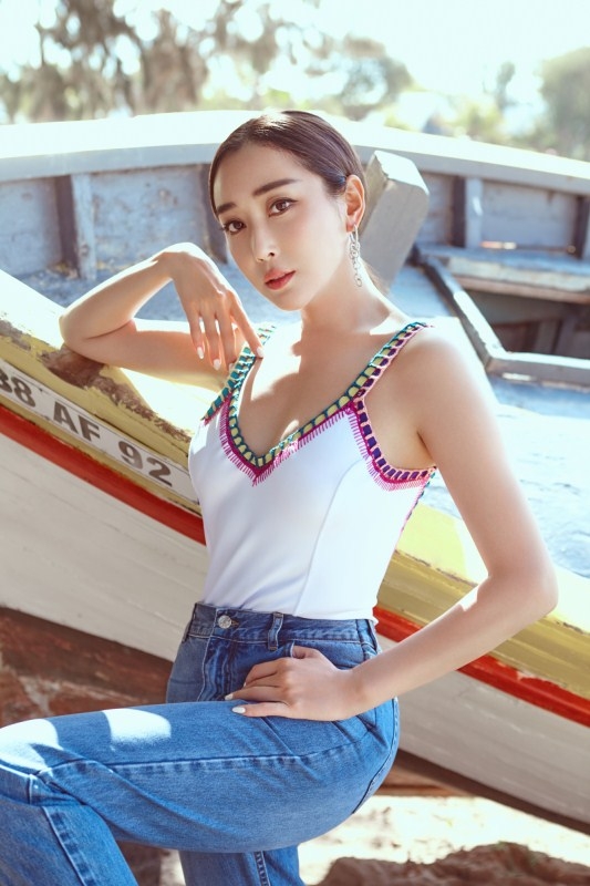 杜若溪早期写真,自带仙气,以树根为背景,清纯如仙让人