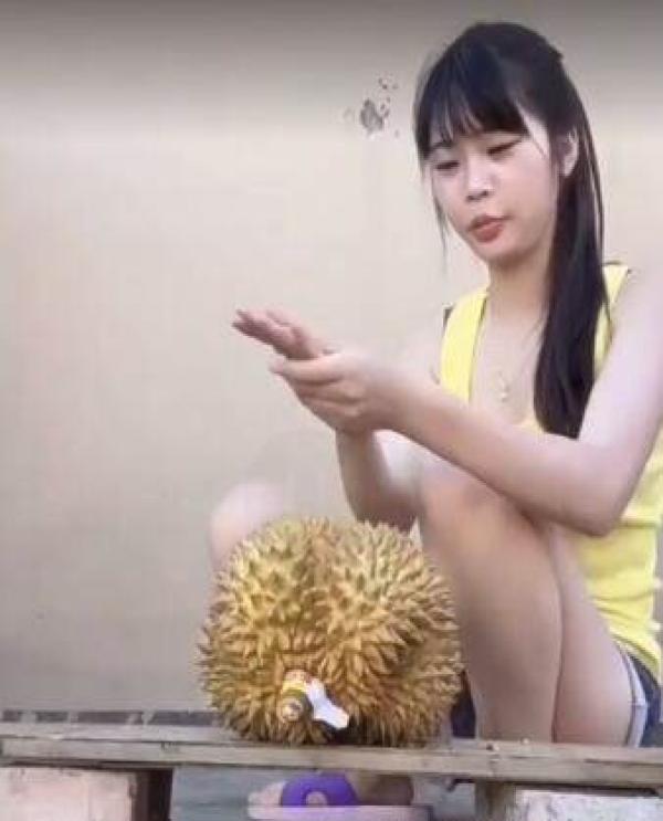 漂亮妹子徒手劈榴莲,随后一幕令人惊呆!