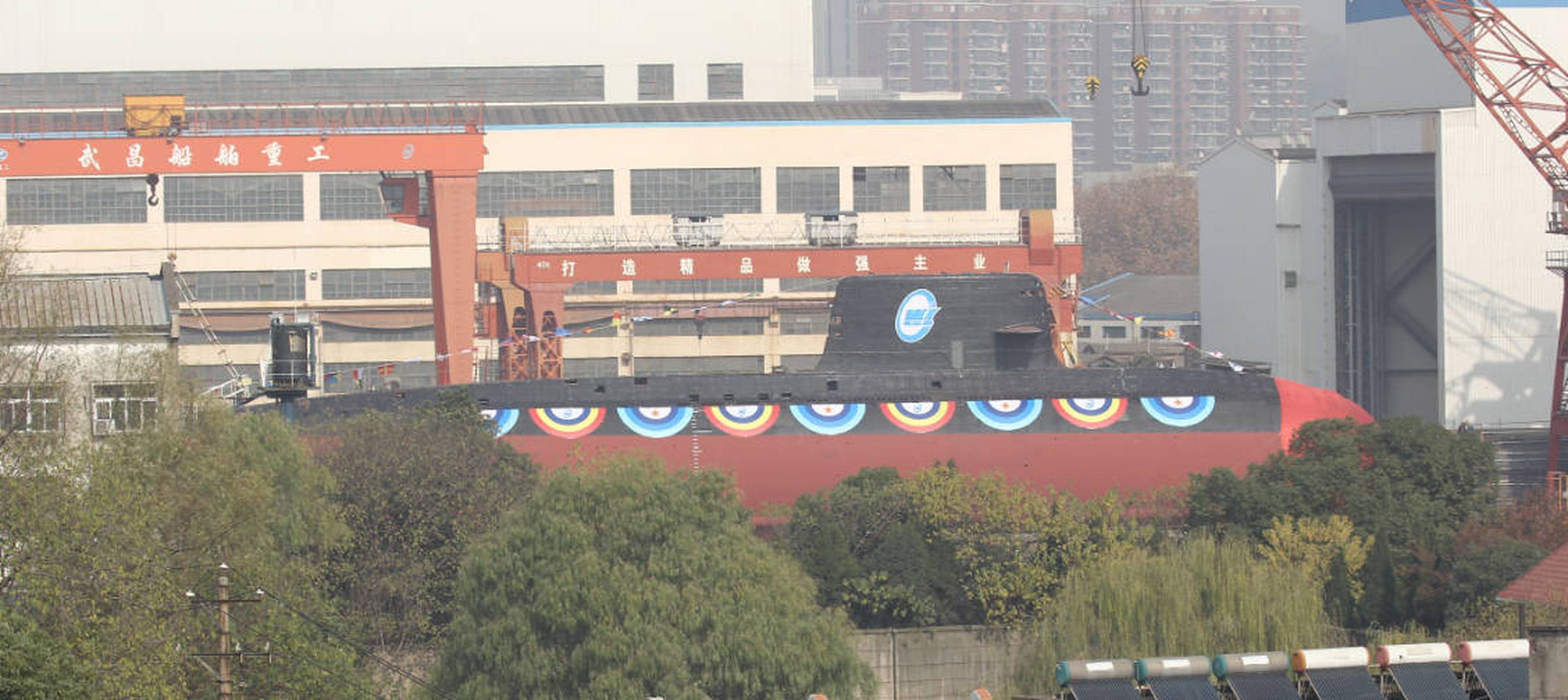 近日有网友拍摄到了武昌造船厂内的一艘039c型常规潜艇,看样子应该是