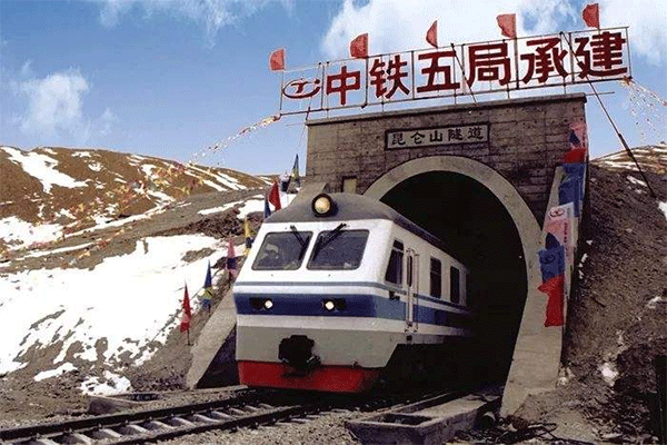 今天|3月22日,16年前,青藏铁路顺利穿越世界上最长的高原冻土隧道