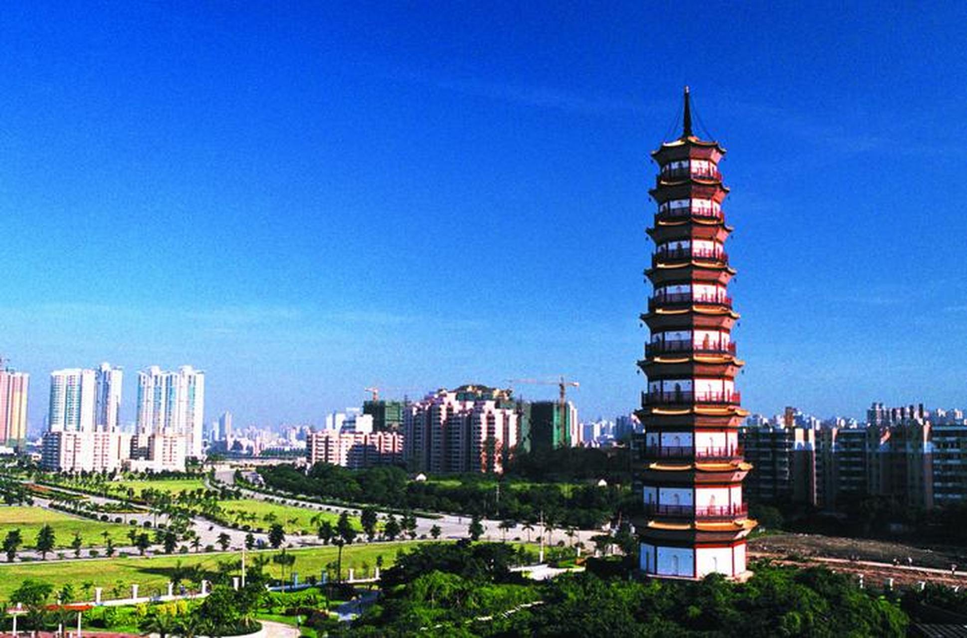 【琶洲塔】琶洲塔座落在琶洲村,建于明万历28年(1600年,塔址原为珠江