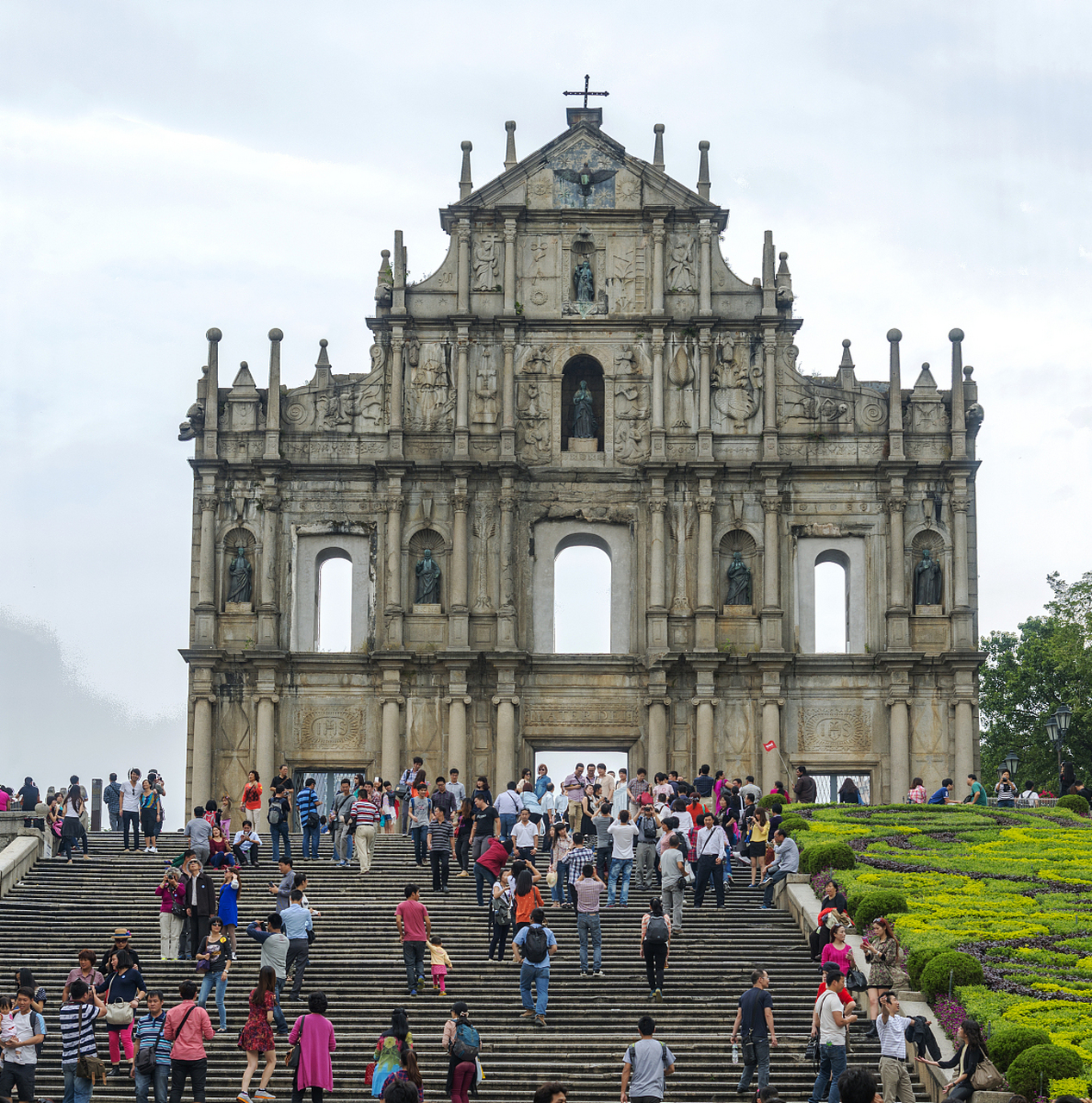 在澳门的中心地带,矗立着一座标志性建筑,那就是著名的大三巴牌坊.