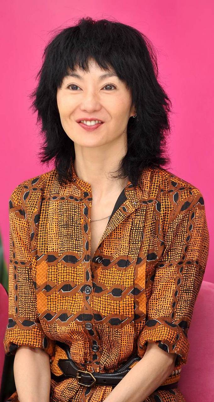 当年,张曼玉参加综艺节目《今夜不设防》,主持人黄霑直言不讳地盯着她