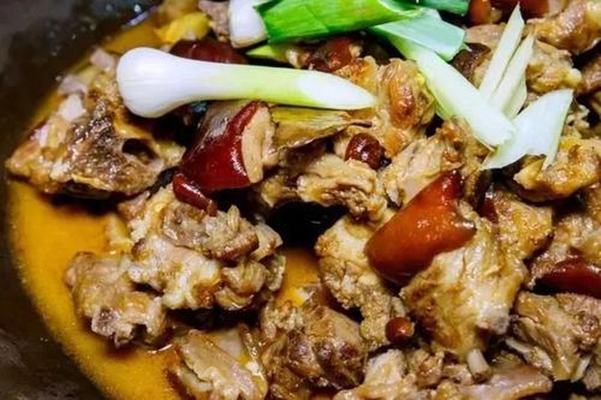 砂锅焖狗肉,是东北许多地方的风味名菜