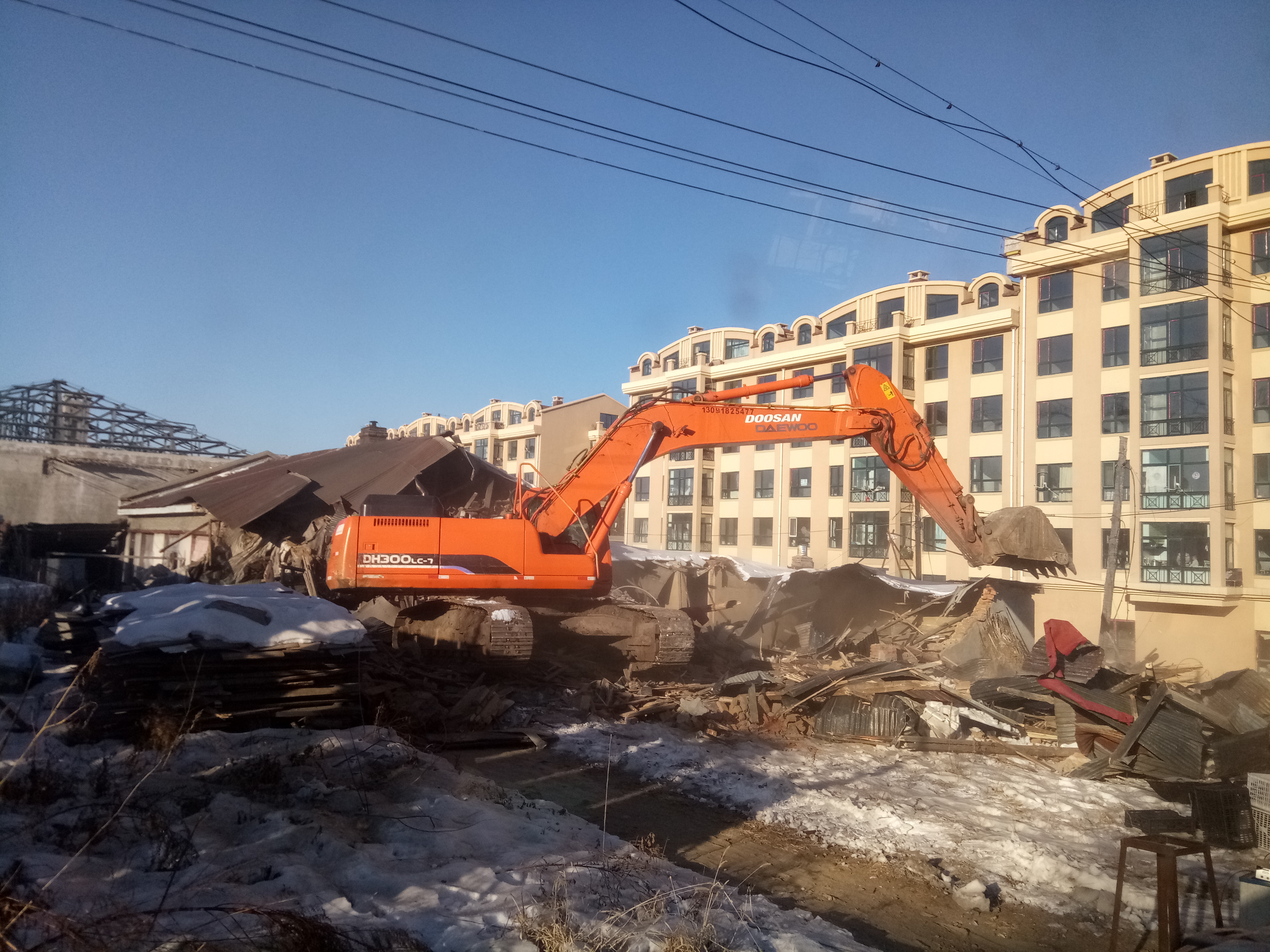 绥芬河依法拆除溪树庭院二期南侧被征收房屋推进重点公益项目建设