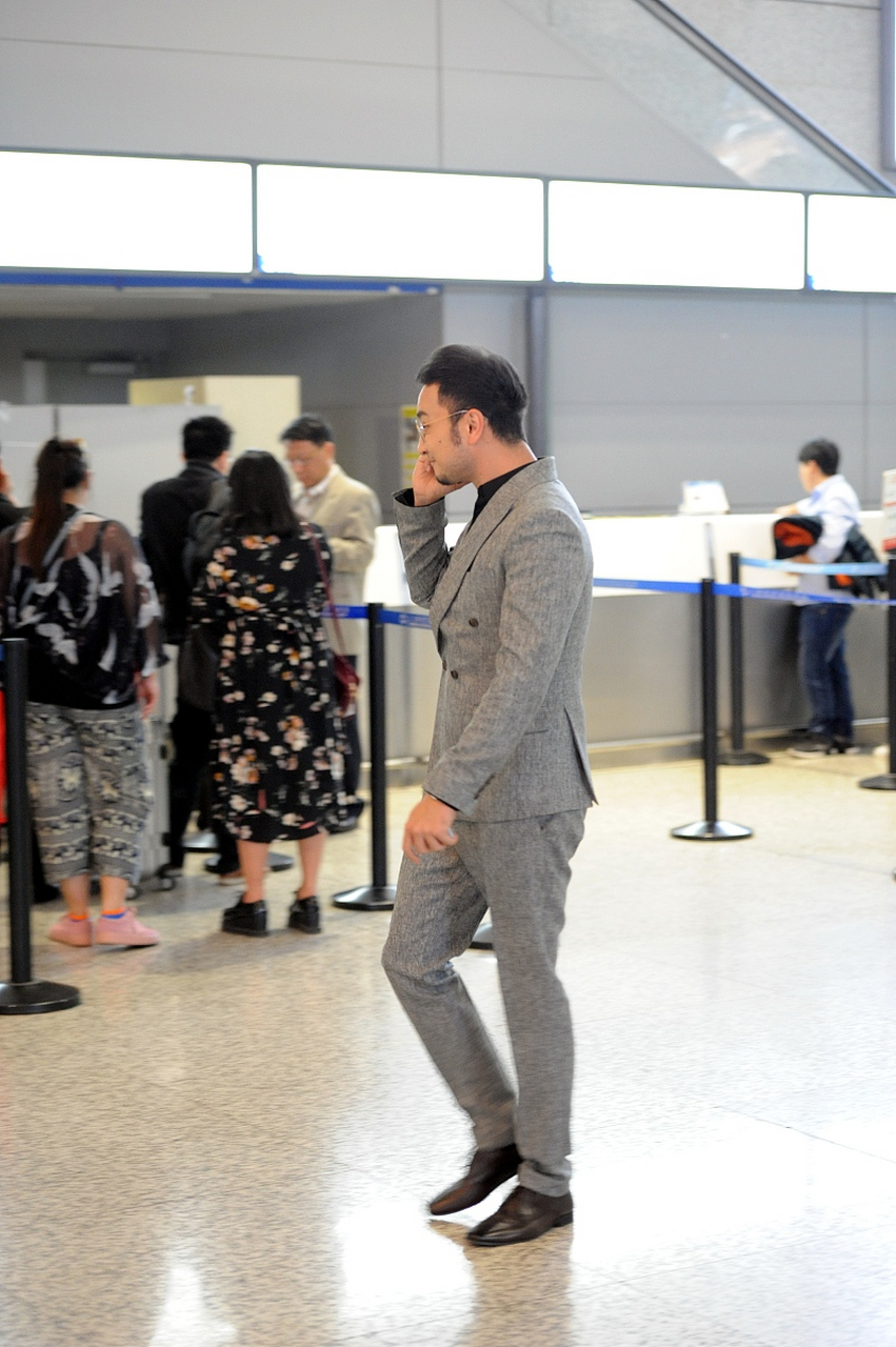 尼格买提,昵称小尼哥,他多次上春晚主持过,说话风味幽默,稳稳重重