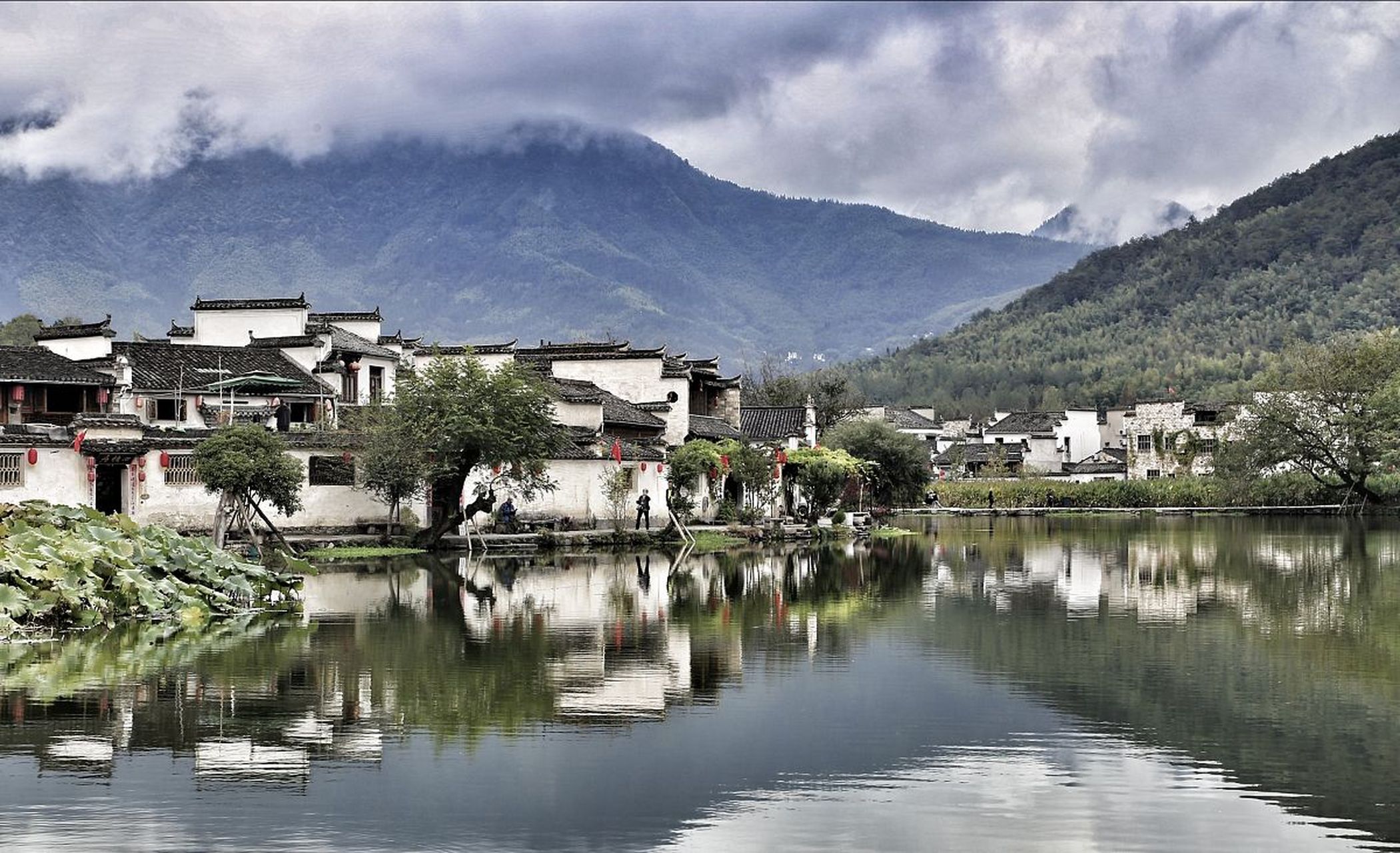 安徽宏村有"画里乡村"之称,三面环水,青山环抱,白墙黛瓦徽派明清古