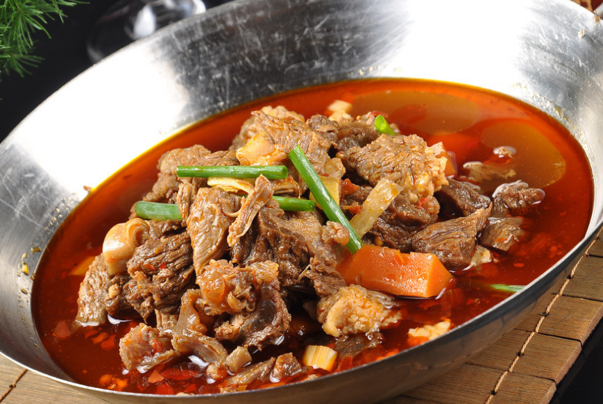 用这个家常蔬菜来炖牛肉超好吃,我一个人就能吃一大锅!