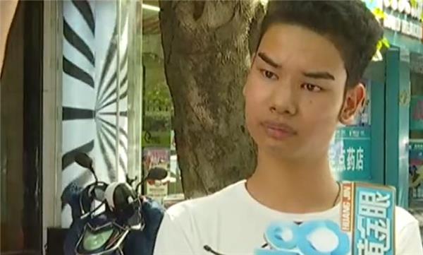 "发际线男孩"坚决不进娱乐圈,结果上综艺又拍广告,太膨胀了