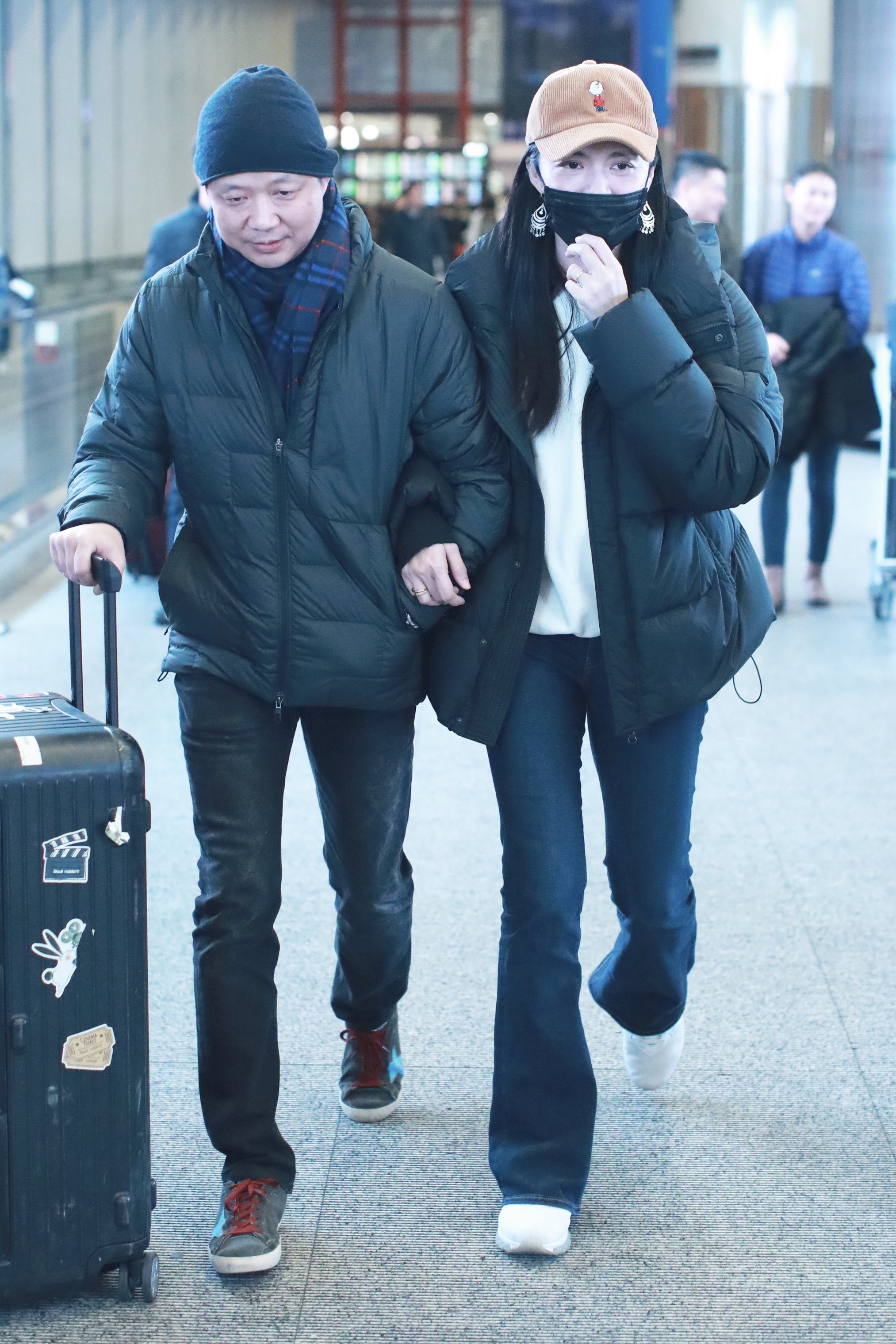姚晨和老公曹郁现身机场羽绒服喇叭裤小白鞋 简约低调