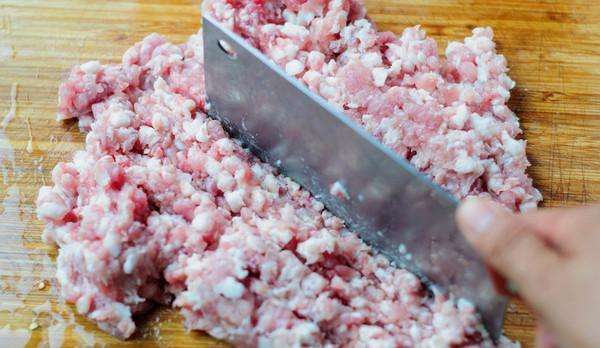 剁肉馅费时又费力,两个小方法,几分钟就能把肉馅剁得又快又好