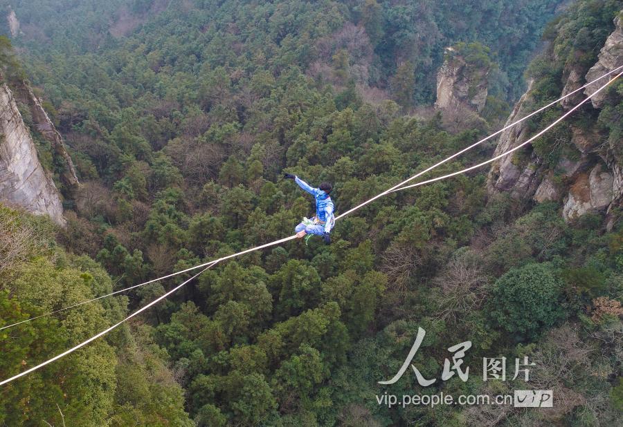 湖南张家界:高空扁带行走峰林间