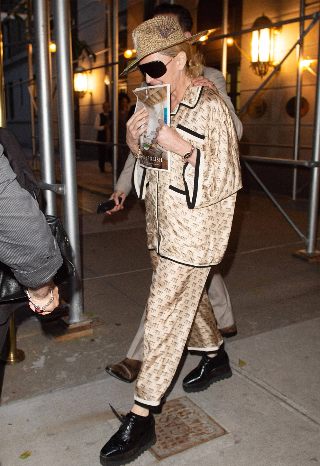 "奶奶级"乐坛天后麦当娜最新出街照,教你睡衣穿出时尚感