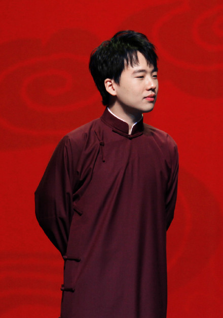 郭麒麟相声界潮人,大牌风衣穿出浴袍感,4岁弟弟成"团宠"