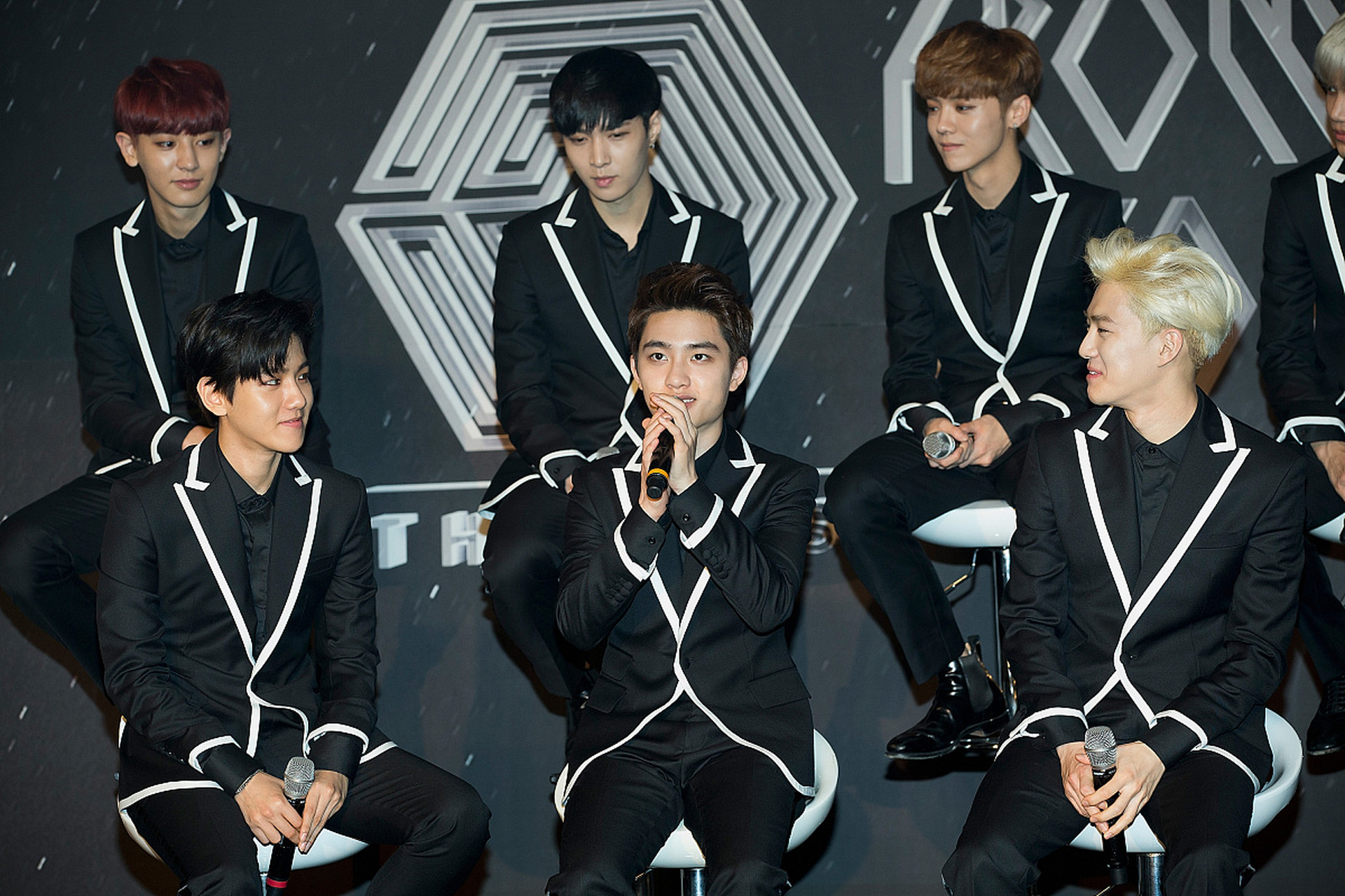 exo是一支韩国男子音乐团体,最初由12名成员组成.