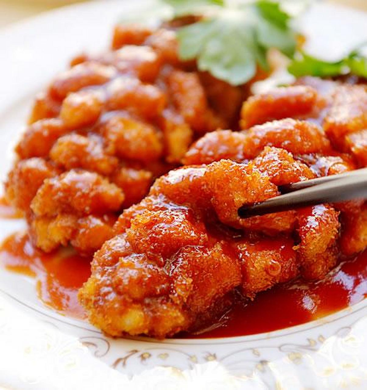 葡萄鱼,是安徽省汉族传统名菜,淮北平原,土地肥沃,气候温和,盛产葡萄.