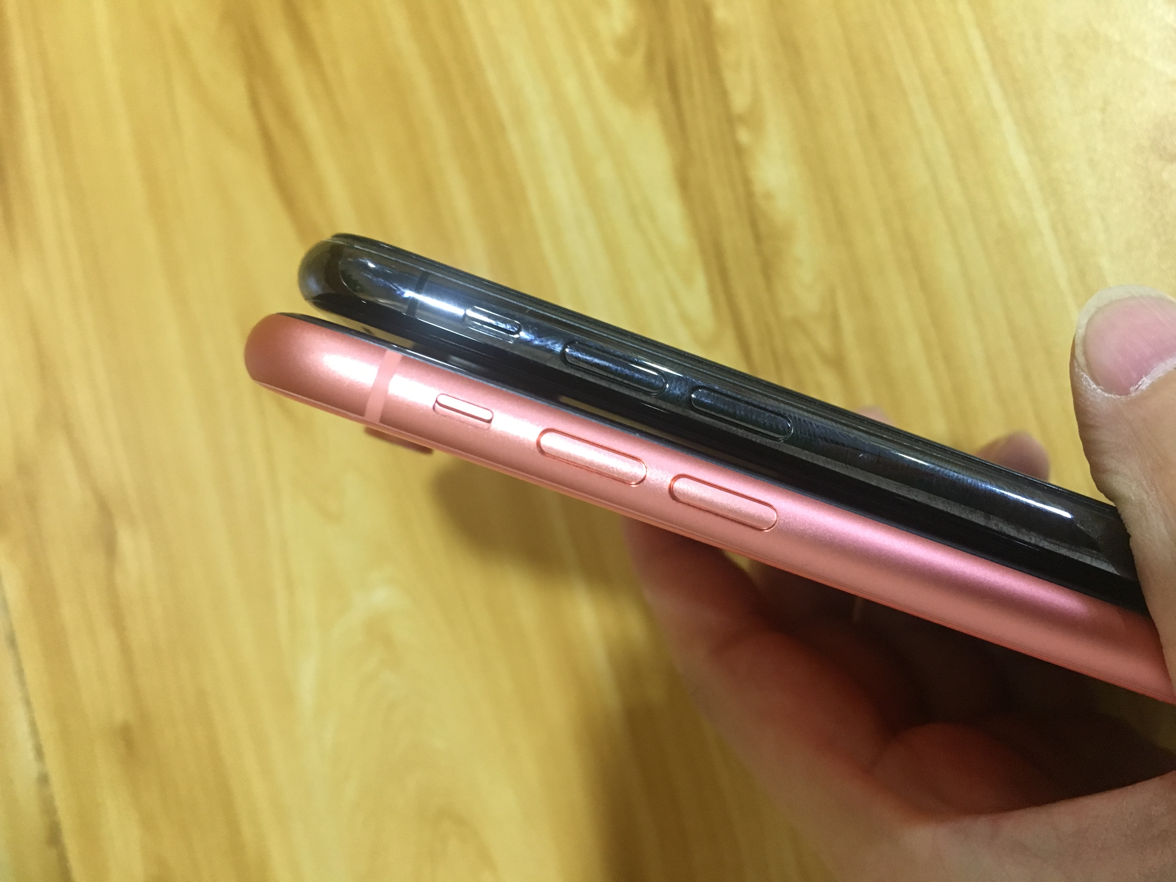 iphonex和iphonexr的侧面对比照