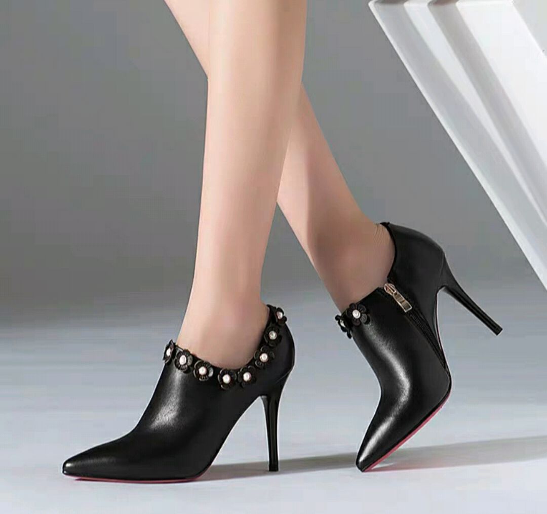 带小花朵的尖头细高跟短靴