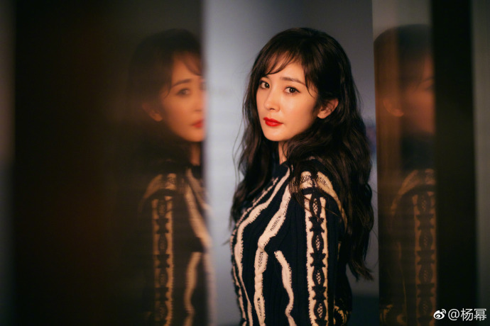 voguefilm时装电影展开幕酒会上的杨幂蓝色露肩长款毛衣,玩下身消失
