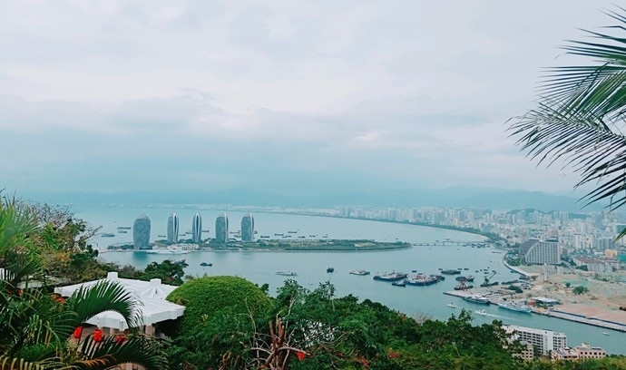 鹿回头风景区位于三亚市区南部,这里三面环海,状似坡鹿