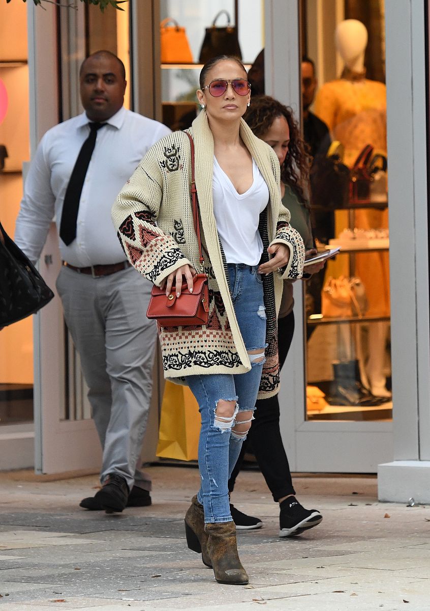 詹妮弗·洛佩兹街拍:dior图腾毛衣外套牛仔裤 尽显异域风情