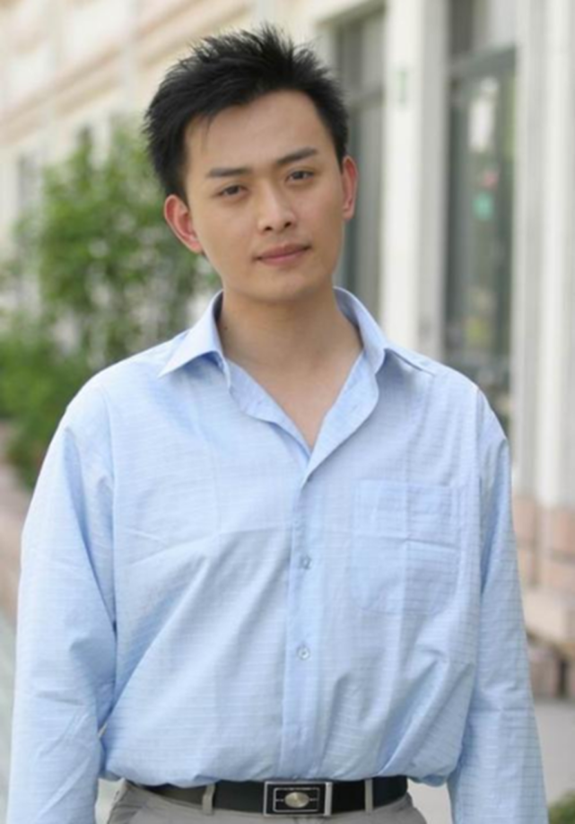 黄海冰曾嫌弃赵薇名气低,拒绝和她搭档拍戏,今却沦为十八线配角