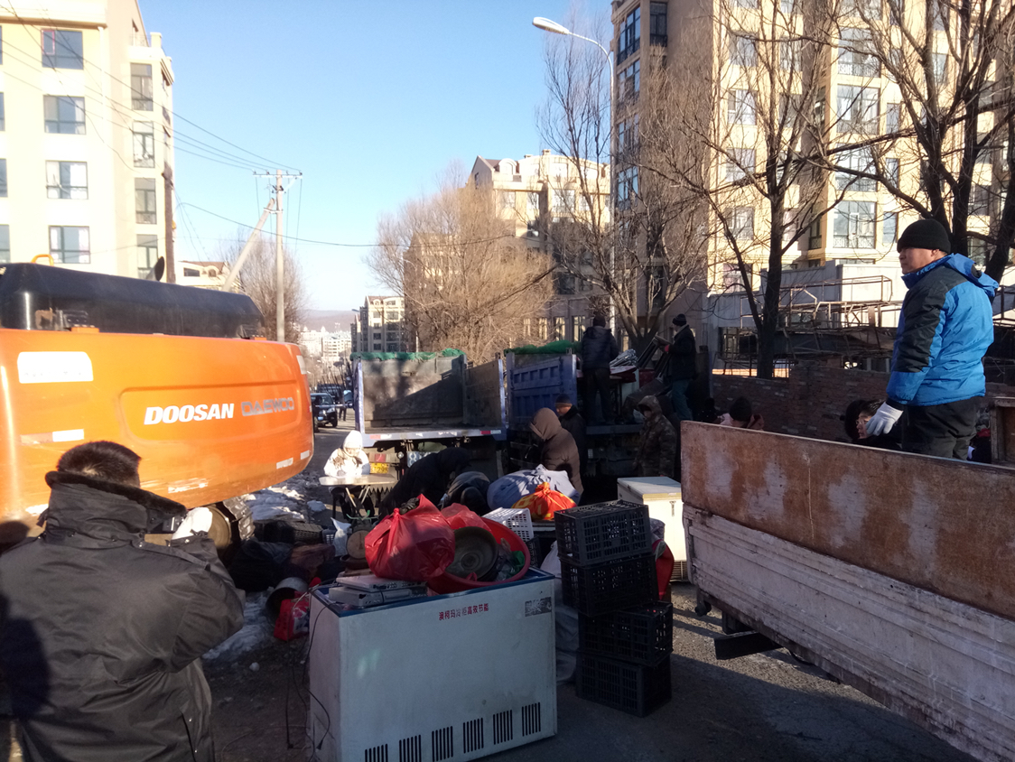 绥芬河依法拆除溪树庭院二期南侧被征收房屋推进重点公益项目建设