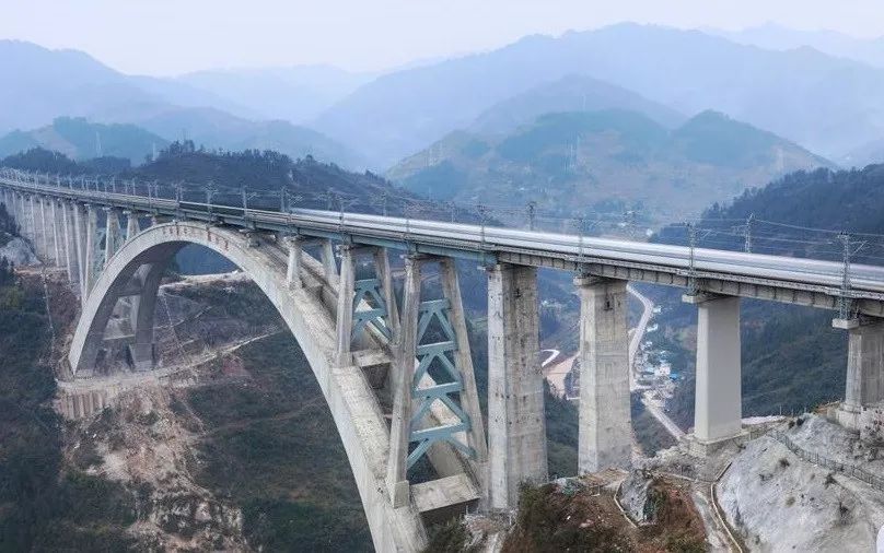 渝贵铁路夜郎河特大桥建成,动车组飞跃深山峡谷!