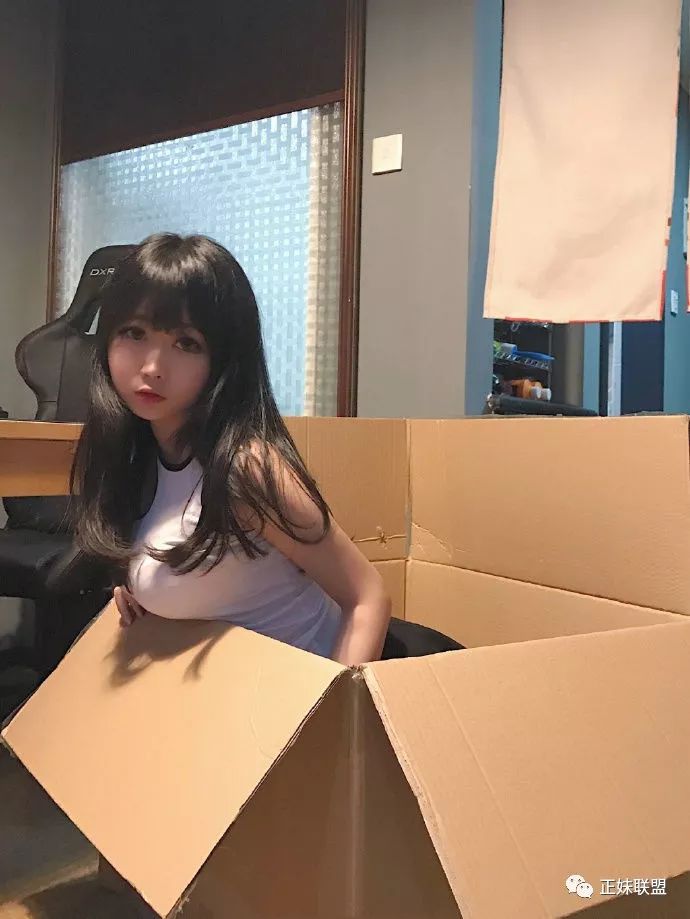 天冷小女友送货上门!无辜大眼 身材暴力好起秋次元乳量太饱满