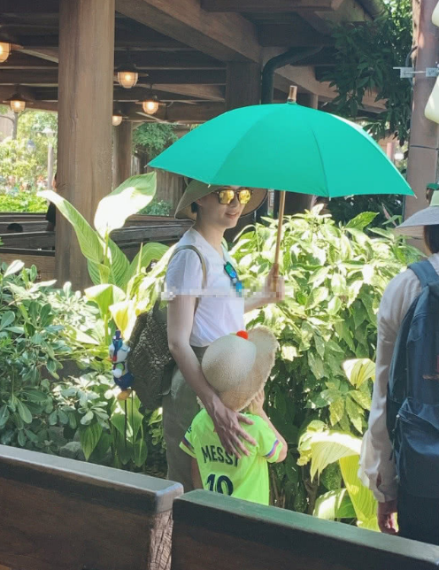 网友迪士尼偶遇邓超一家四口,36岁孙俪打扮少女,和女儿像姐妹