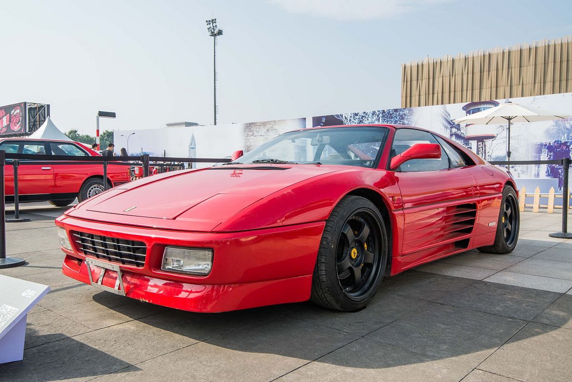 法拉利296gtb是一款中置发动机双门硬顶跑车,是法拉利入门级跑车系列