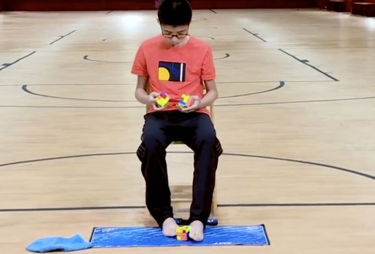 13岁中国男孩手脚并用还原魔方，创吉尼斯世界纪录