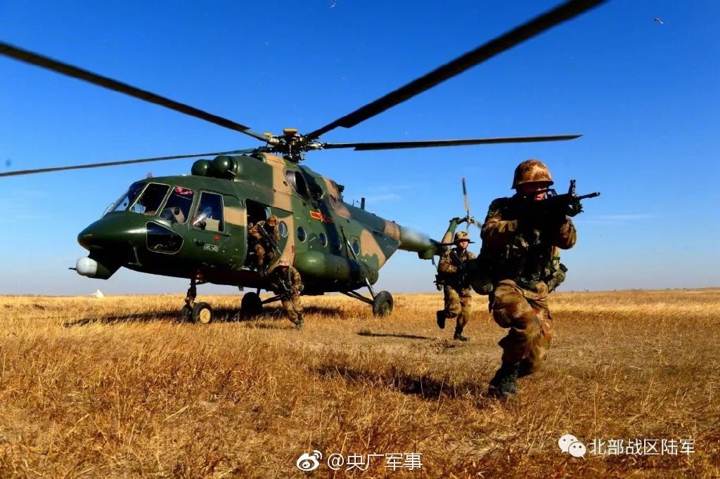 塞外劲旅!我军在草原深处开展实战化训练,草原迷彩吉利服很亮眼