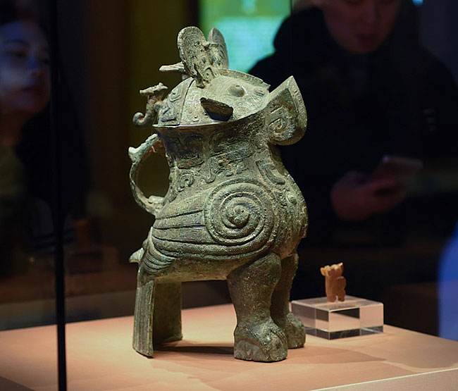 妇好鸮尊,它是迄今为止发现最早的鸟形酒尊,具有极高的艺术价值.