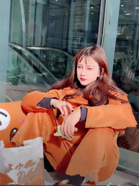 小姐姐沦落到扮"网红熊"发传单,看到正脸和手上的戒指,打扰了